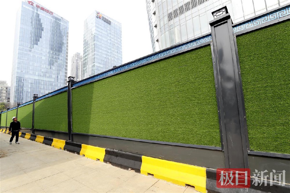 工地圍擋成為城市風(fēng)景線，武漢地鐵新型裝配式圍擋亮相